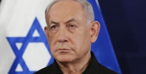 A Month Into the War, Gantz Continues to Trounce Bibi in the Polls