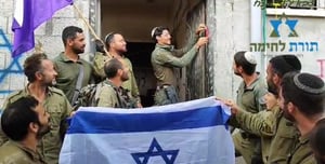 Watch: Fighters Place a Mezuzah On a Home in the Gaza Strip