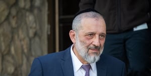 Deri Decided: Shas will Vote in Favor of the Hostage Deal