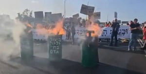 Families of abducted Israelis block the highway