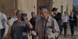 Tefillin-clad Jew on Temple Mount.