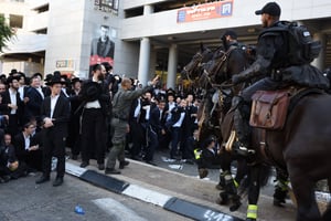 Haredi anti-draft protest clashing with police
