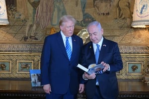 Ex-Potus Donald Trump standing next to Israeli Prime Minister Netanyahu