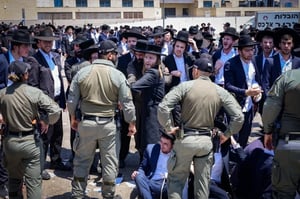 Extremists protest outside Tel Hashomer Military Base