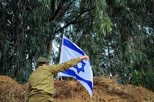 Report: IDF forces raid forests in Lebanon -  retreat back to Israel 