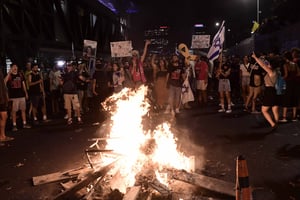 Demonstrators in favor of the hostage deal