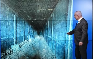 Prime Minister Binyamin Netanyahu shows the extent of Philadelphi tunnels.