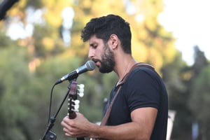 Israeli singer Idan Amedi at a memorial ceremony marking five years to the death and abduction of Lt. Hadar Goldin at the military cemetery in Kfar Saba on August 6, 2019