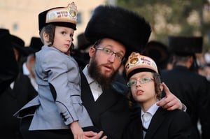 Hasidic man wearing a shtreimel with his children