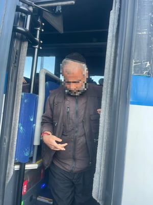 Arab disguised as Haredi arrested on Jerusalem bus by Border Police