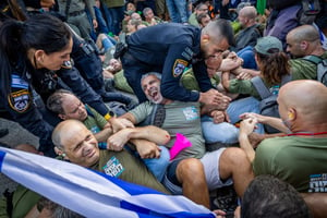 Anti-overhaul activists scfuffle with police at a protest outside the home of Israeli Minister of Justice Yariv Levin, in Modi'in on September 11, 2023