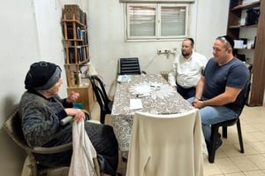 Rebbetzin Lando meets with Romi Gonen's father and Israel Cohen