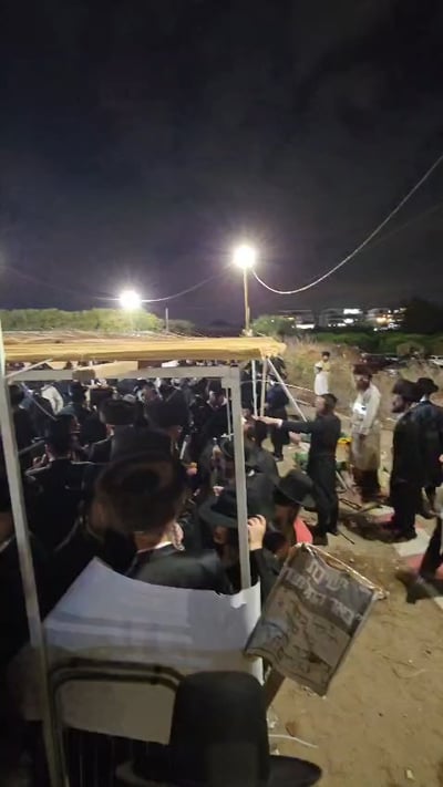 Fire Set at Entrance to Prison 10 During Simchas Beis Hashoeivah Protest