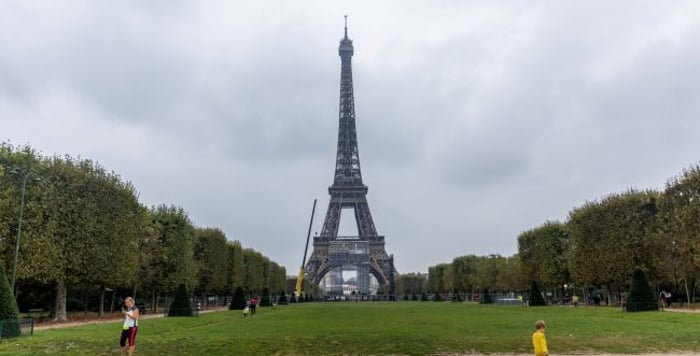 Anti-Semitic graffiti was sprayed on a kosher restaurant near Paris