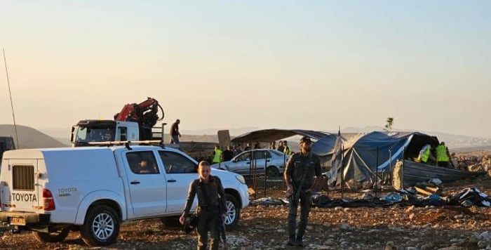 Evacuation and destruction in Giv'at Sde Yonatan in Binyamin