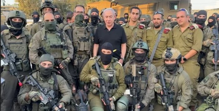 Netanyahu visits the troops.