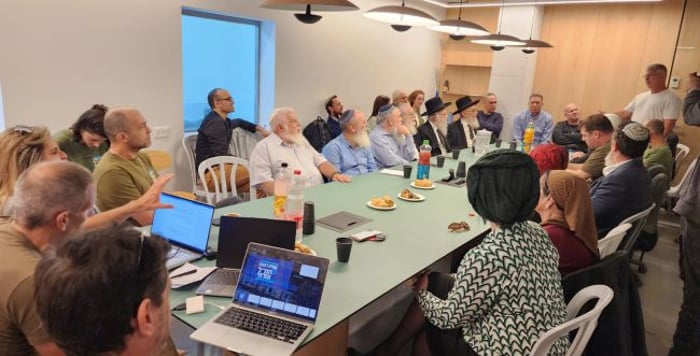 Senior Religious Zionist Rabbis Visited the Operations Room of 'Achim LaNeshek' ('Brothers in Arms')