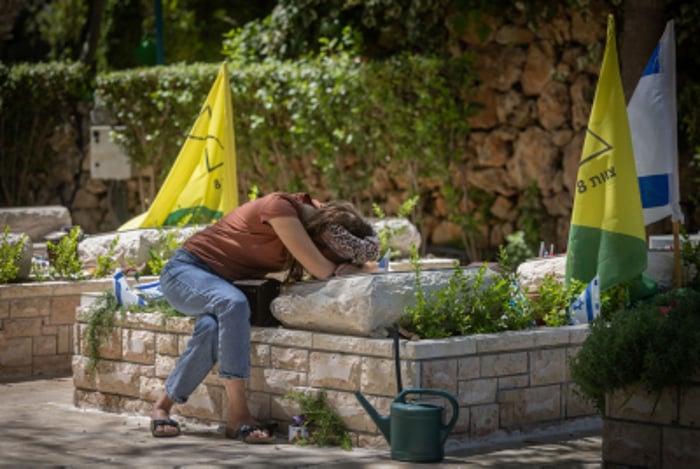 Anat Meir near her husband's grave: Sayeret Matkal soldier David Meir, who was killed by Hamas terrorists on October 7 at the battle on Kibbutz Be'eri