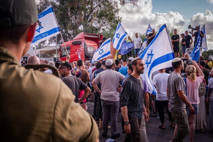 Protesters at IDF detention facility, Sde Teiman