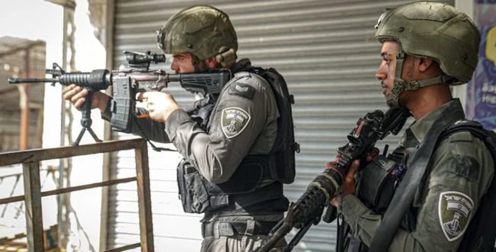 Israel Border Police ambushes a boy throwing Molotov cocktails and neutralize him 