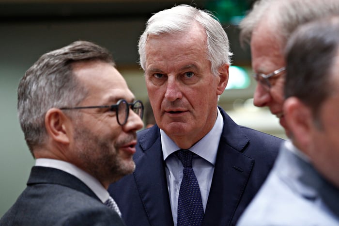 Michael Barnier (center), France's new Prime Minister.