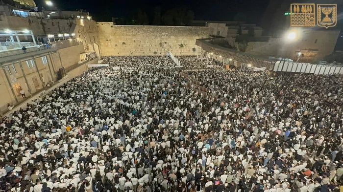 Tens of thousands gather for Slichos at the Kosel