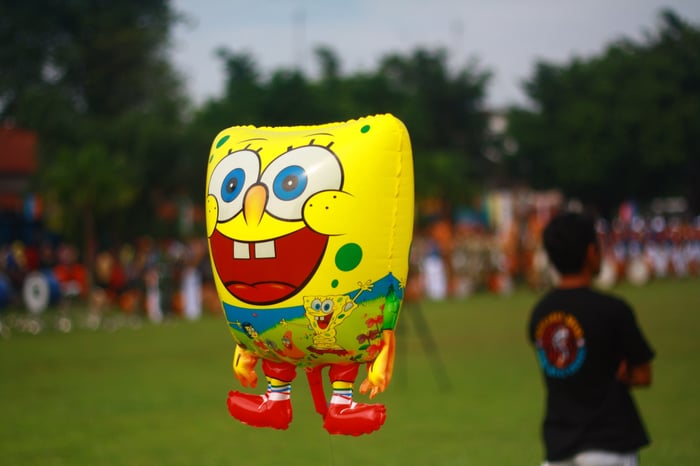 A smiling SpongeBob balloon 