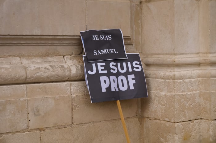 Signs saying "I am Samuel" "I am a teacher" in support of Sameul Paty