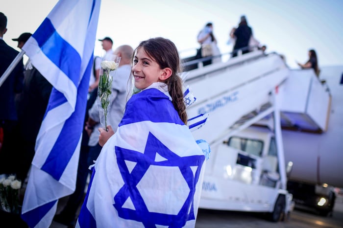 New immigrants from France arrive on a special " Aliyah Flight" at the Ben Gurion airport in central Israel on August 1, 2024. 