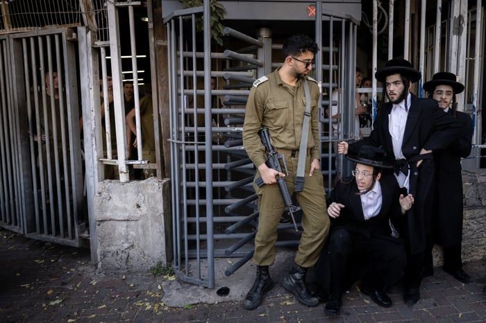 Charedim protesting the draft outside the Jerusalem recruitment office.