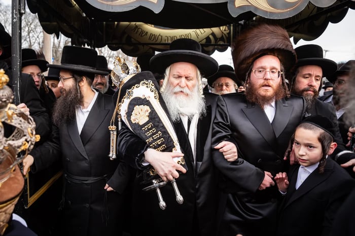 Bobov Rebbe visits Bobov hasidim in Lakewood