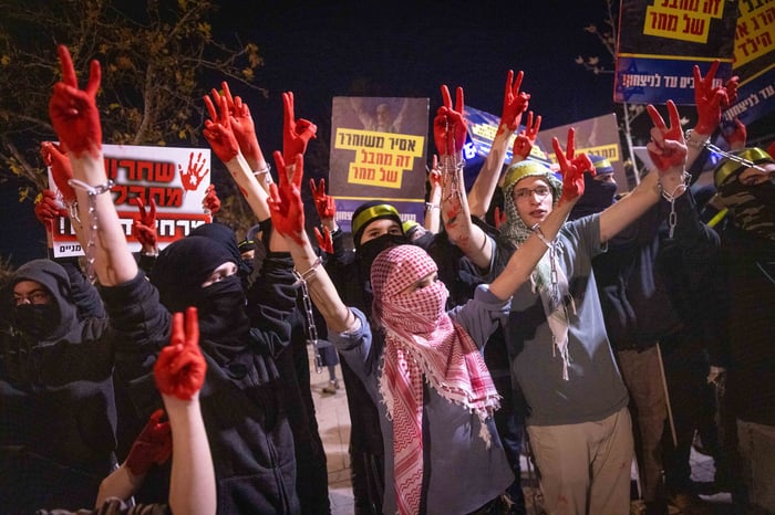 Demonstrators protest against the current hostage deal with Hamas, at the entrance to Jerusalem. January 16, 2025.