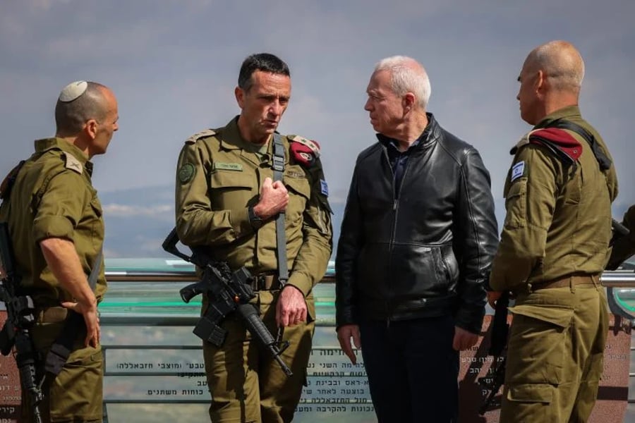 From the right: Commanding General Uri Gordin, Defense Minister Yoav Galant, Chief of Staff Herzi Halevi and division commander Shay Klaper on a lookout towards Lebanon