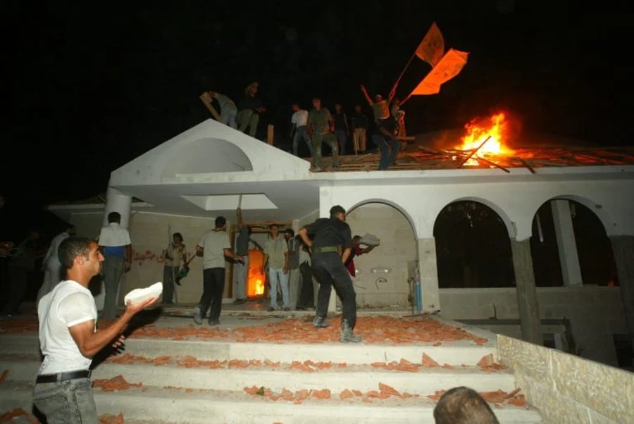 Documentation from the burning of the synagogues from Gush Katif after the last IDF forces left the Gaza Strip
