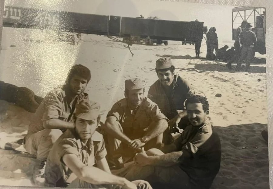 Photo from the war, sitting to eat field rations, David on the left side in front, to his right Yehuda Hudeda, the late David's best friend, who fell in the war, after him one of the bridges is named "Gesher Yehuda"