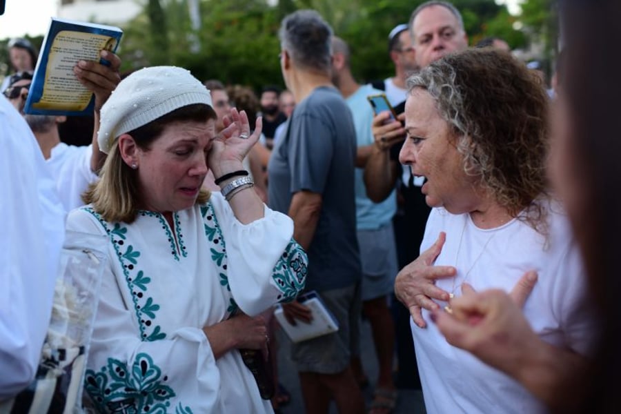 The disruption of the prayer on Yom Kippur at Dizengoff Square