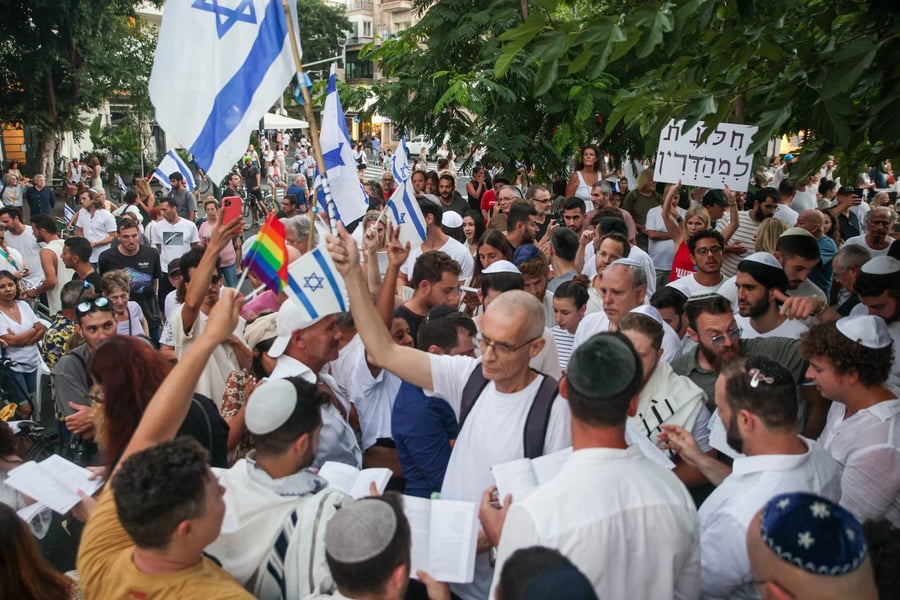 Protests at the Yom Kippur prayer in Dizengoff Square