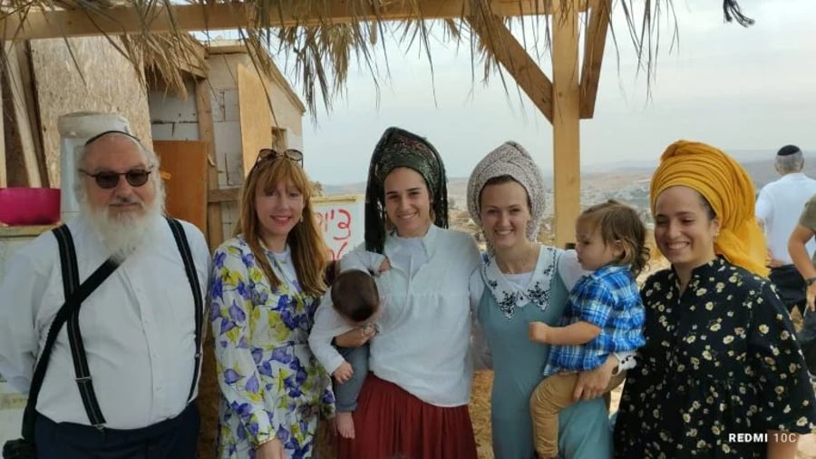 Pollard with Yered's family and the residents of Ramat Migron