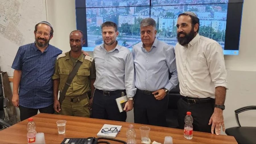 Smotrich with the heads of the Torah community settlement group 'Afikei Orot'