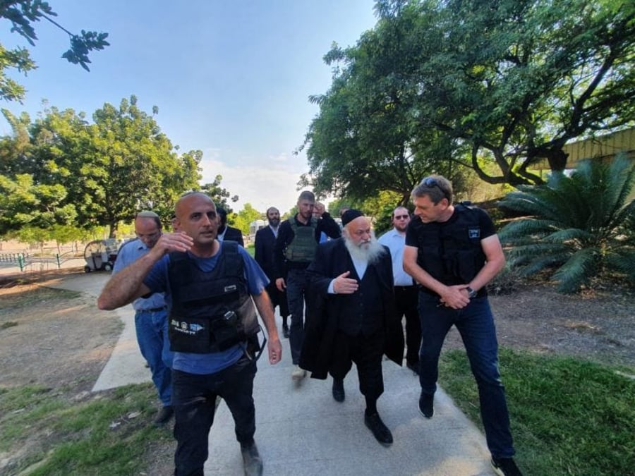 Housing Minister Goldknopf visiting the Gaza Perimeter.