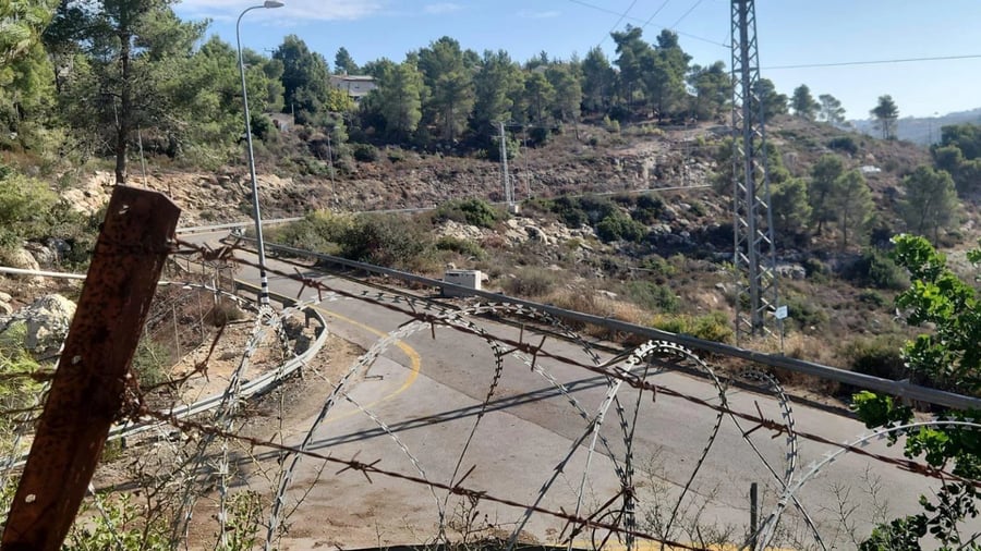 Deployment of fences and obstacles