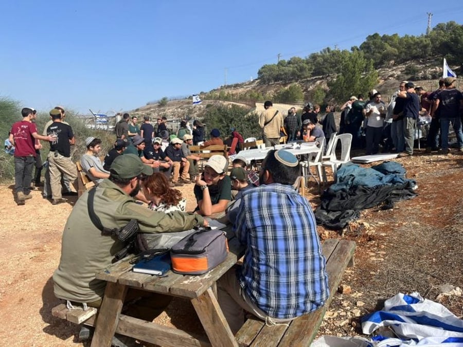 Residents of Kibbutz Meirav physically prevent the Arabs from crossing