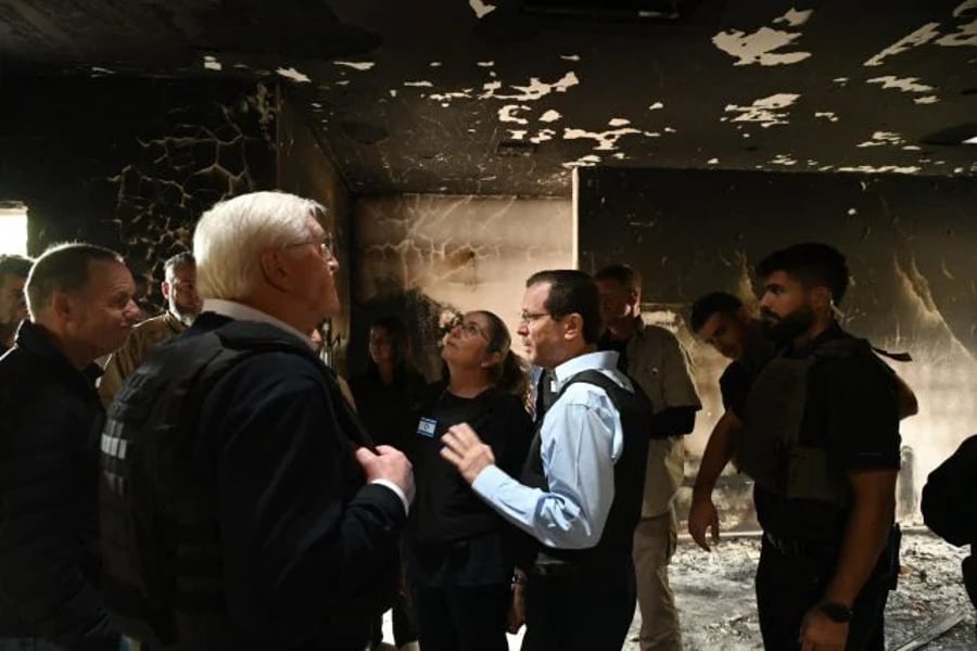 Herzog and Steinmeier in the ruins at Be'eri