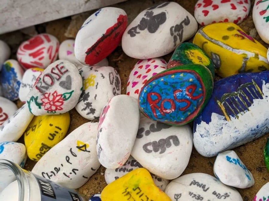 The pebbles placed near the grave