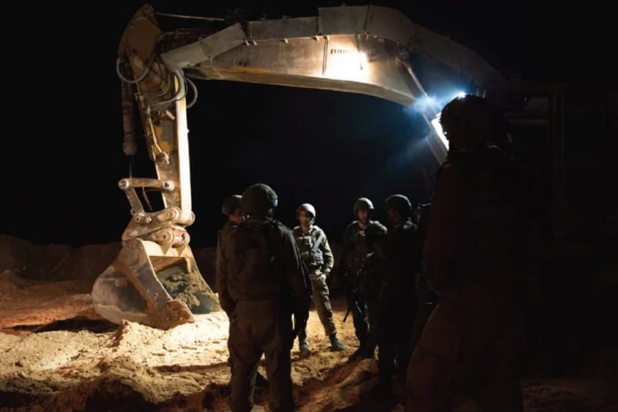 IDF soldiers uncovering the tunnel