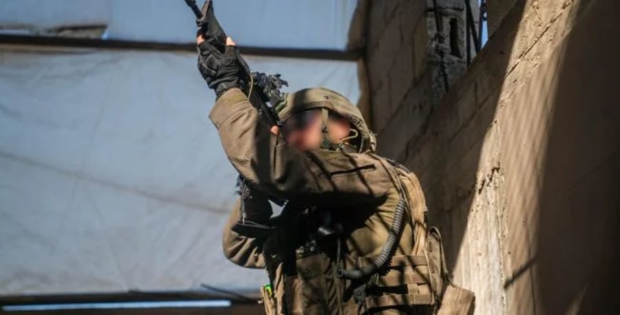 An IDF soldier operate in Gaza