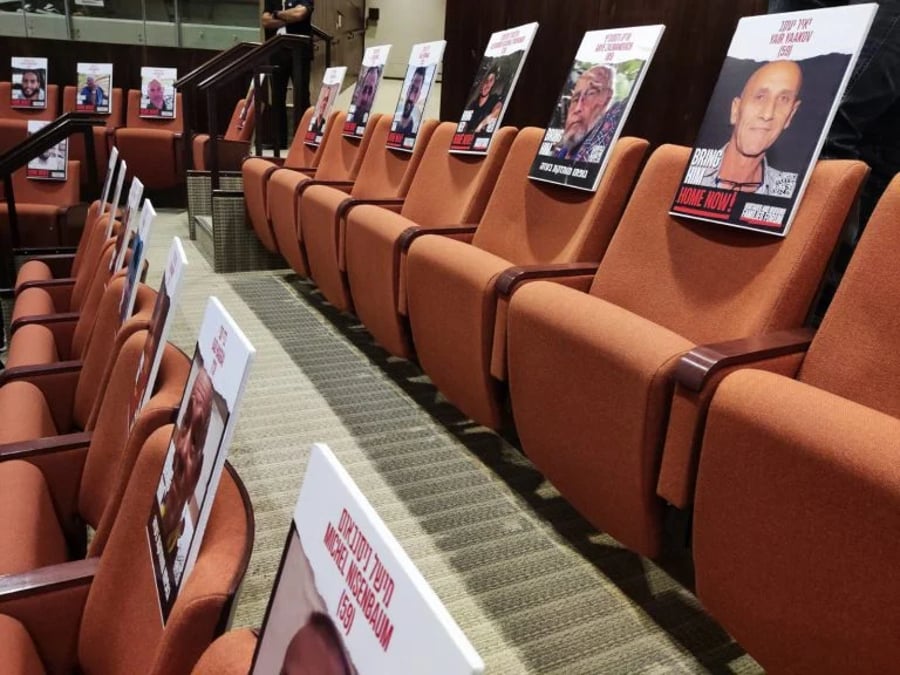 Photos of the abductees in the Knesset plenum