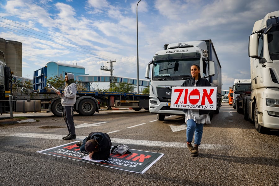 Stopping the trucks "until the last of the hostages is freed." Tzav Tesha protest at Ashdod Port.