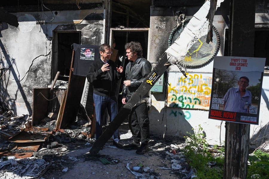 Herzog and Milei talk amongst the ruins of Nir Oz.