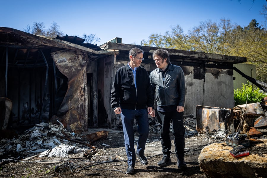 Presidents Herzog and Milei among the ruins of Nir Oz.